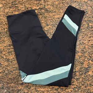 Onzie workout leggings with diagonal stripes feature. Sz M/L